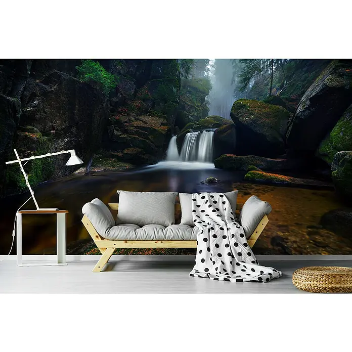 Papermoon Premium collection Fototapete River Tales - B x H: 300 x 223 cm, Vlies - Elegante Wohnzimmergestaltung mit einem Holzbettsofa, weichen Kissen und einer stilvollen Punktdecke vor einer malerischen Wasserfall-Tapete.