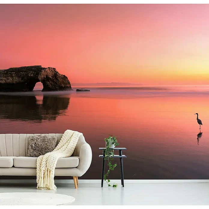Papermoon Premium collection Fototapete Sonnenuntergang Naturbrücke - B x H: 400 x 260 cm, Vlies - Wohnzimmer mit einer Fototapete mit Strandmotiv bei Sonnenuntergang, die eine entspannende Atmosphäre schafft.\n