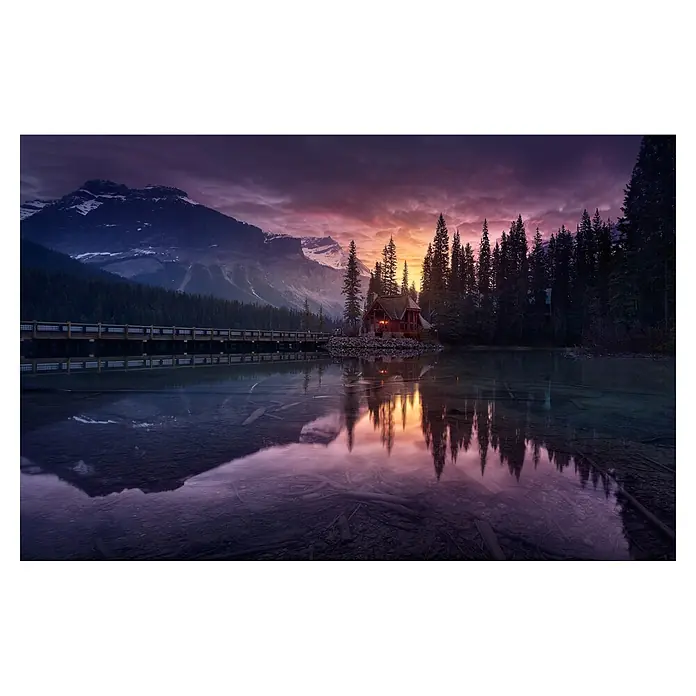 Papermoon Premium collection Fototapete Nachteinbruch am See - B x H: 400 x 260 cm, Vlies - Ein malerischer See mit einem kleinen Haus auf einer Insel, umgeben von Bäumen und Bergen im Hintergrund, reflektiert im klaren Wasser.