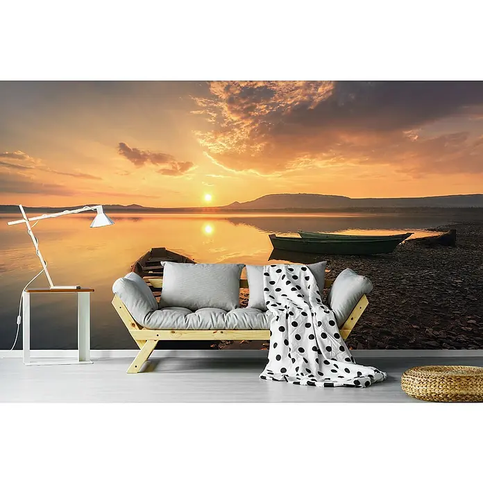 Papermoon Premium collection Fototapete Boot Am See - B x H: 450 x 280 cm, Vlies - Innenaufnahme eines Raumes mit einer Couch, einem Tisch und einem atemberaubenden Landschaftswandbild im Hintergrund.