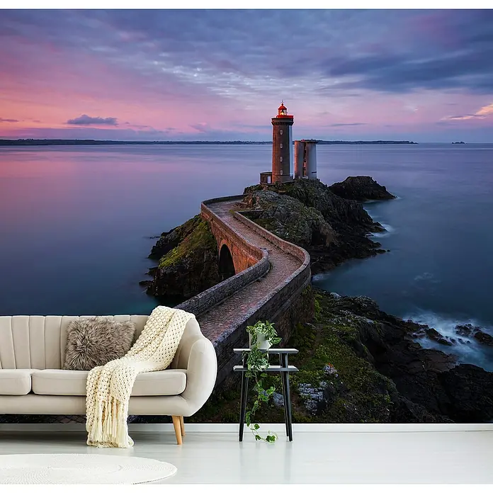 Papermoon Premium collection Fototapete Petit Minou - B x H: 450 x 280 cm, Vlies - Eine Fototapete mit einem malerischen Leuchtturm und einer Steinbrücke, die ein elegantes Ambiente in jeden Raum bringt.