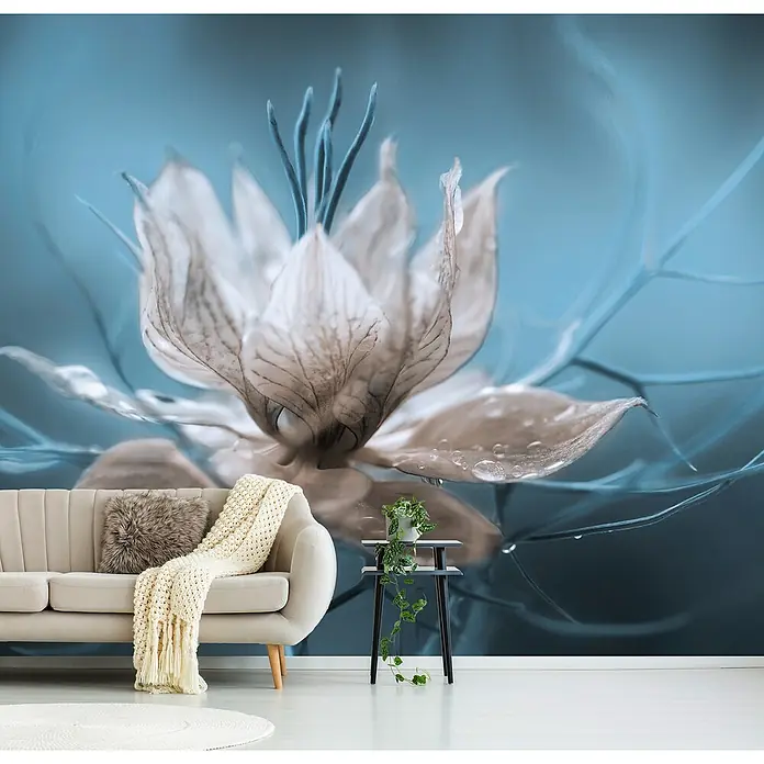 Papermoon Premium collection Fototapete Blumenblüte Türkis - B x H: 500 x 280 cm, Vlies - Nahaufnahme einer Wandtapete mit einer großen, zarten Blüte in einem Raum mit Sofa und Beistelltisch, die das Interieur aufwertet.