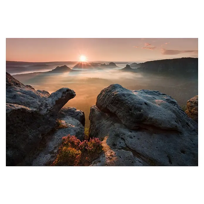 Papermoon Premium collection Fototapete Sonnenaufgang Felsen II - B x H: 300 x 223 cm, Vlies - Atemberaubender Sonnenaufgang über dem Elbsandsteingebirge, der die erhabene Landschaft mit majestätischen Felsen und nebligen Tälern beleuchtet.