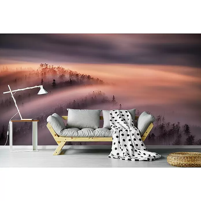 Papermoon Premium collection Fototapete Flut - B x H: 500 x 280 cm, Vlies - Helles Holz-Tagesbett mit grauen Kissen und weißer Tupfen-Decke in einem modernen Raum mit Nebelwald-Wandbild.