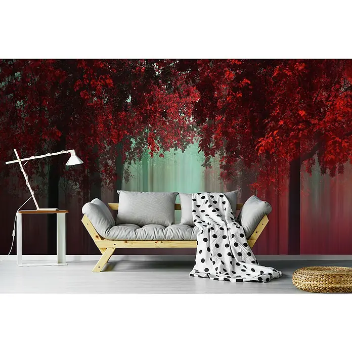 Papermoon Premium collection Fototapete Aus Liebe Wald Rot - B x H: 450 x 280 cm, Vlies - Eine moderne Wohnzimmerdekoration mit einem hellen Sofa, einem Beistelltisch mit Lampe und einem Wandbild mit roten Blättern.