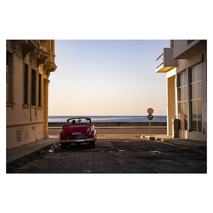 Papermoon Premium collection Fototapete Sunset Havanna - B x H: 250 x 186 cm, Vlies - Klassischer roter Oldtimer parkt in Havanna, Kuba, mit Blick auf das Meer. Eine nostalgische Reise in die Vergangenheit.