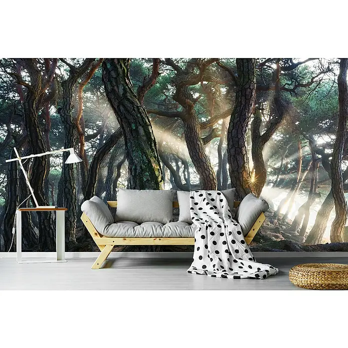 Papermoon Premium collection Fototapete Heilige Kiefern - B x H: 400 x 260 cm, Vlies - Modernes Interieur mit Holzbett, karierter Decke und dekorativer Lampe vor einer Waldtapete, die eine ruhige und stilvolle Atmosphäre schafft.