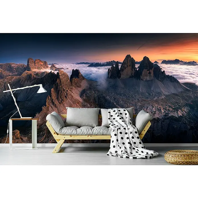 Papermoon Premium collection Fototapete Tre Cime Dilavaredo - B x H: 300 x 223 cm, Vlies - Wohnzimmer mit Holzbettsofa, Polsterkissen, Decke mit Punkten, Beistelltisch mit Lampe und Wandtapete mit Berglandschaft.