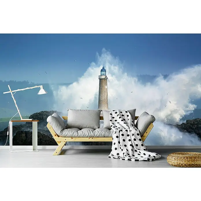 Papermoon Premium collection Fototapete Wildnis - B x H: 400 x 260 cm, Vlies - Wohnzimmer mit gemütlichem Sofa, Tischlampe und Dekoelementen vor einer beeindruckenden Leuchtturm-Tapete mit Gischt.
