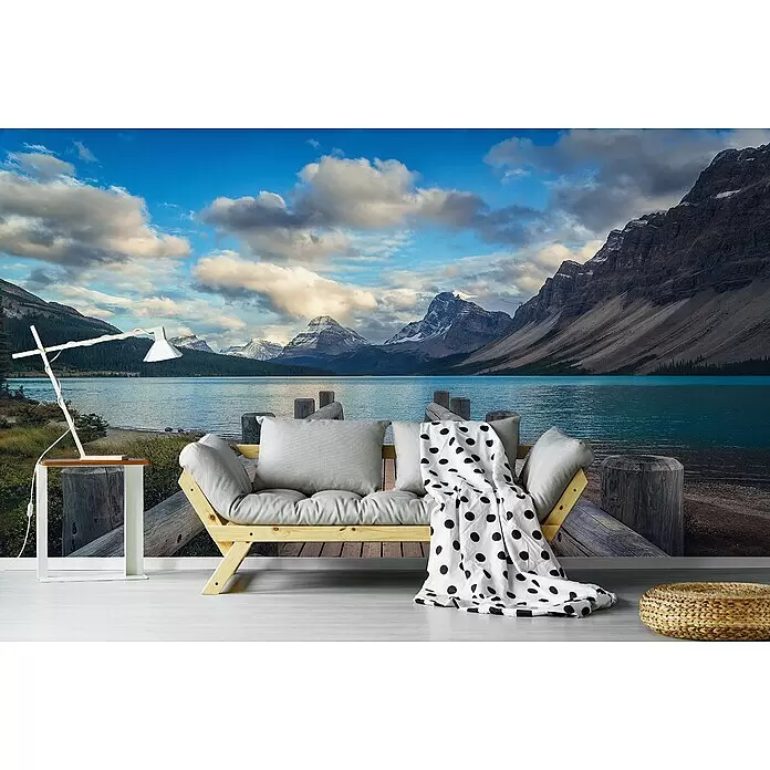 Papermoon Premium collection Fototapete Die Brücke - B x H: 300 x 223 cm, Vlies - Große Wandmalerei einer Bergseelandschaft, die einen modernen Wohnbereich mit Sofa und Lampe aufwertet.