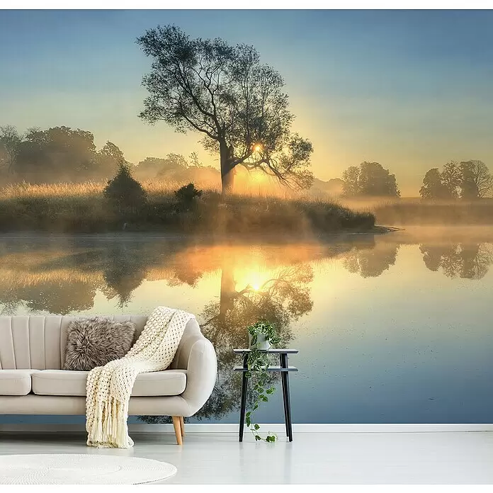 Papermoon Premium collection Fototapete Morgenreflexion - B x H: 500 x 280 cm, Vlies - Wandbild mit nebligem Sonnenaufgang über einem See, in einem Wohnzimmer hinter Sofa und Tisch installiert.