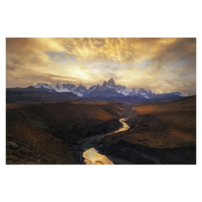 Papermoon Premium collection Fototapete Blick von der Schlucht - B x H: 300 x 223 cm, Vlies - Das majestätische Fitz Roy Massiv in Patagonien, Argentinien, mit einem Fluss im Vordergrund unter einem dramatischen Himmel bei Sonnenuntergang.