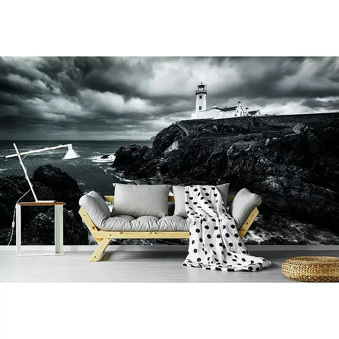 Papermoon Premium collection Fototapete Der Wächter - B x H: 350 x 260 cm, Vlies - Helles Futonsofa aus Holz mit grauen Kissen, gepunkteter Decke und moderner weißer Tischlampe in einem Wohnzimmer mit großer Wandmalerei.