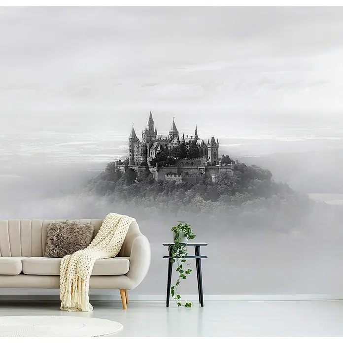 Papermoon Premium collection Fototapete Hohenzollern - B x H: 450 x 280 cm, Vlies - Elegantes Wohnzimmer mit einer Tapete, die eine Burg im Nebel zeigt. Das Sofa und der Beistelltisch ergänzen das Gesamtbild.