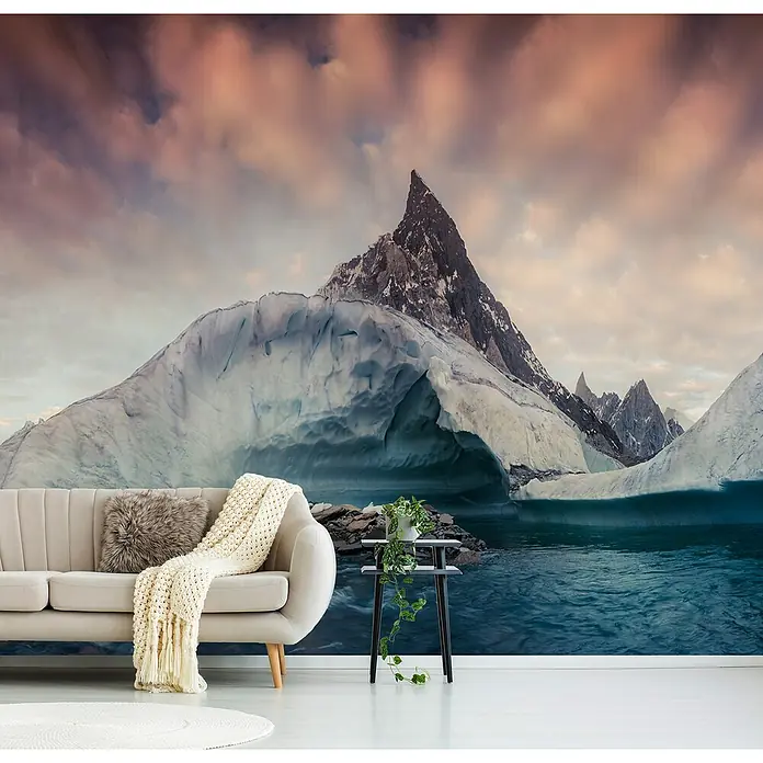 Papermoon Premium collection Fototapete Pakistan K2 - B x H: 350 x 260 cm, Vlies - Ein gemütliches Wohnzimmer mit einer Wandtapete, die eine beeindruckende Berglandschaft zeigt.