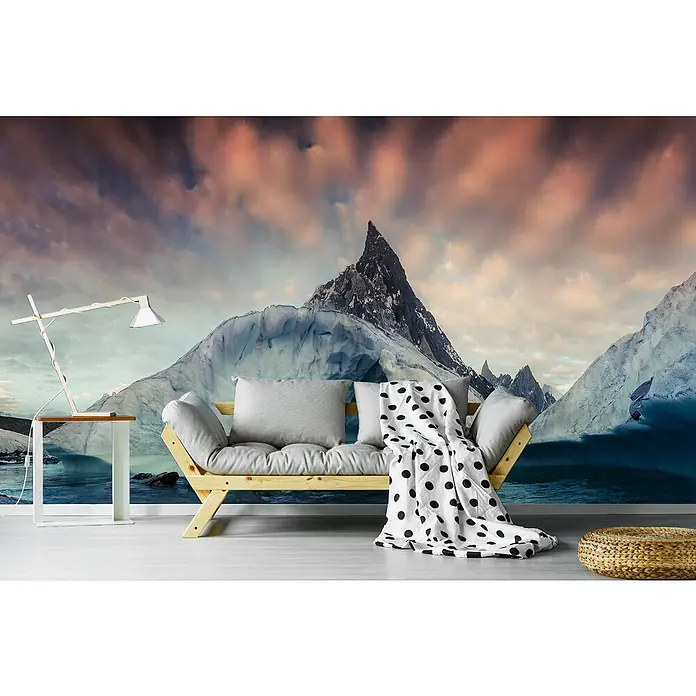Papermoon Premium collection Fototapete Pakistan K2 - B x H: 350 x 260 cm, Vlies - Gemütliches Wohnzimmer mit Couch und Landschaftstapete. Der Fokus liegt auf der einladenden Atmosphäre des Raumes mit der Couch.