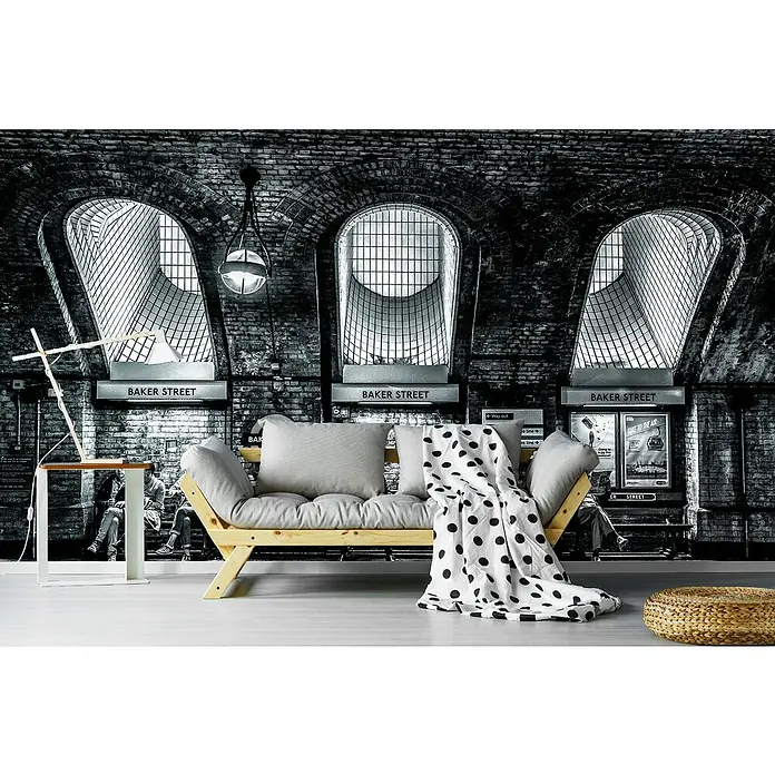 Papermoon Premium collection Fototapete Bäckerstraße - B x H: 250 x 186 cm, Vlies - Modernes Interieur mit stilvollem Holzsofa und gepunkteter Decke vor einer Baker Street Wand. Elegante Lampe und geflochtener Hocker ergänzen das Design.