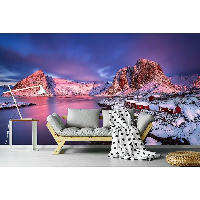 Papermoon Premium collection Fototapete Norwegen Fjord - B x H: 350 x 260 cm, Vlies - Wohnzimmer mit Wandbild einer Winterlandschaft und bequemen Möbeln. Ein modernes Ambiente für entspannte Stunden zu Hause.