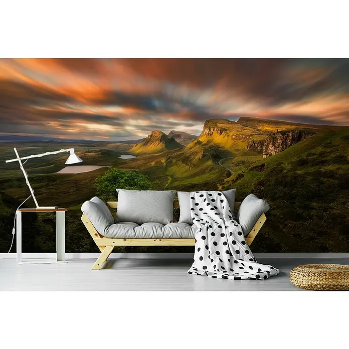 Papermoon Premium collection Fototapete Hügeliges Schottland - B x H: 400 x 260 cm, Vlies - Fototapete mit Naturlandschaft, Sofa, Lampe und Hocker. Schafft eine entspannende Atmosphäre im Raum mit der Fototapete.