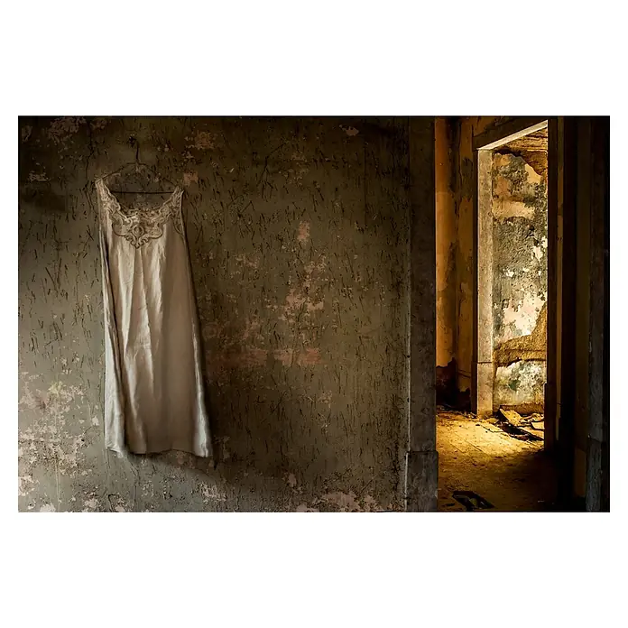 Papermoon Premium collection Fototapete Le Temps Retrouvac - B x H: 200 x 149 cm, Vlies - Elegantes, elfenbeinfarbenes Kleid hängt an einer abgenutzten Wand in einem verlassenen Raum, der einen Einblick in einen dunklen Flur bietet.