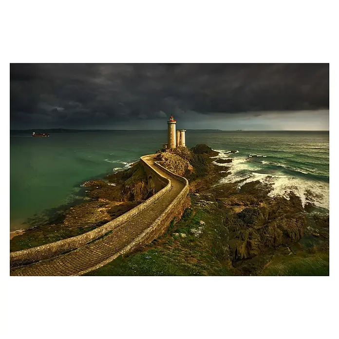 Papermoon Premium collection Fototapete Regen kommt - B x H: 250 x 186 cm, Vlies - Malerische Aussicht auf einen Leuchtturm auf einer felsigen Insel, verbunden durch einen gewundenen Damm unter einem dramatischen Himmel, der einen Weg zum Meer weist.