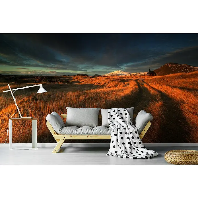 Papermoon Premium collection Fototapete Feldweg zur Kirche - B x H: 250 x 186 cm, Vlies - Wohnzimmer mit stilvoller Wandtapete. Das Wandbild zeigt eine weite Landschaft mit einem Weg zu einem kleinen Haus. Elegante Deko-Elemente ergänzen das Gesamtbild.
