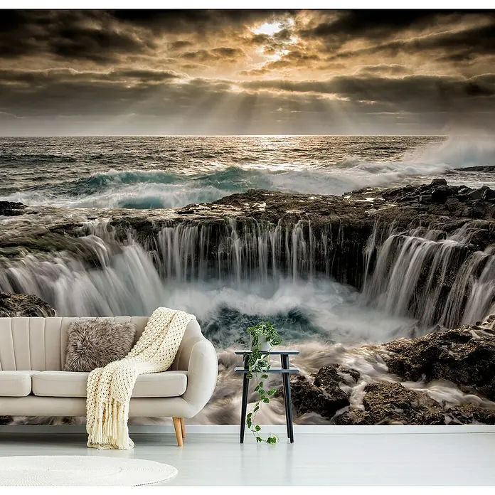 Papermoon Premium collection Fototapete Genesis - B x H: 450 x 280 cm, Vlies - Ein stilvolles Interieur mit einem bequemen Sofa, einem eleganten Beistelltisch und einer atemberaubenden Landschaftstapete im Hintergrund.