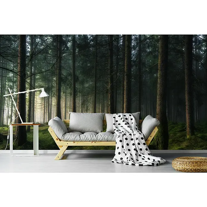 Papermoon Premium collection Fototapete Waldgeflüster Frühling - B x H: 300 x 223 cm, Vlies - Wohnzimmer mit einer Couch und einem Hocker vor einer Waldtapete.