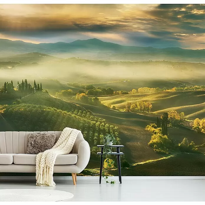 Papermoon Premium collection Fototapete Herbstausblick - B x H: 400 x 260 cm, Vlies - Wandbild mit toskanischer Landschaft hinter einem beigen Sofa und einem kleinen dunklen Beistelltisch mit Pflanze.