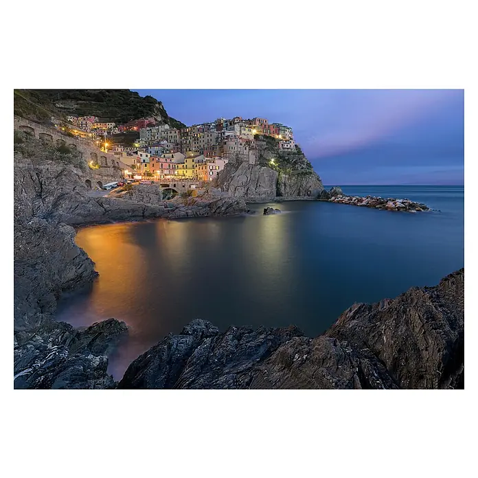 Papermoon Premium collection Fototapete Manarola-Lebensstil - B x H: 400 x 260 cm, Vlies - Nächtlicher Blick auf Manarola, eines der malerischen Dörfer von Cinque Terre, Italien, mit farbenfrohen Häusern und beleuchteter Küste.