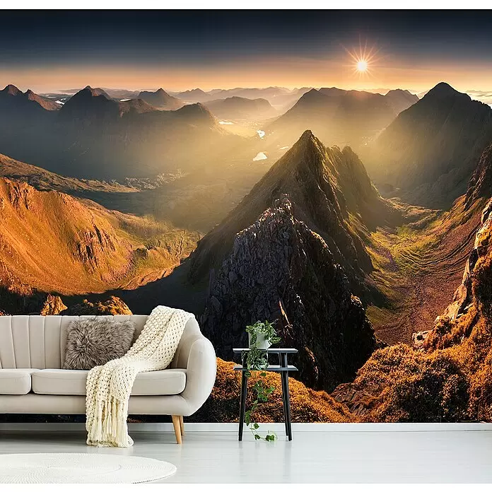 Papermoon Premium collection Fototapete Mullach en Rathein - B x H: 500 x 280 cm, Vlies - Fototapete mit Berglandschaft bei Sonnenuntergang, als beeindruckende Kulisse hinter einem beigen Sofa.
