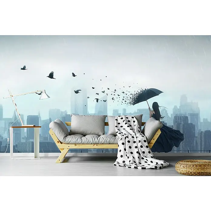 Papermoon Premium collection Fototapete Wegfliegen - B x H: 500 x 280 cm, Vlies - Ein stilvolles Zimmer mit einem Holzbettsofa, Decke mit Punkten, Lampe und einem dekorativen Wandbild im Hintergrund.