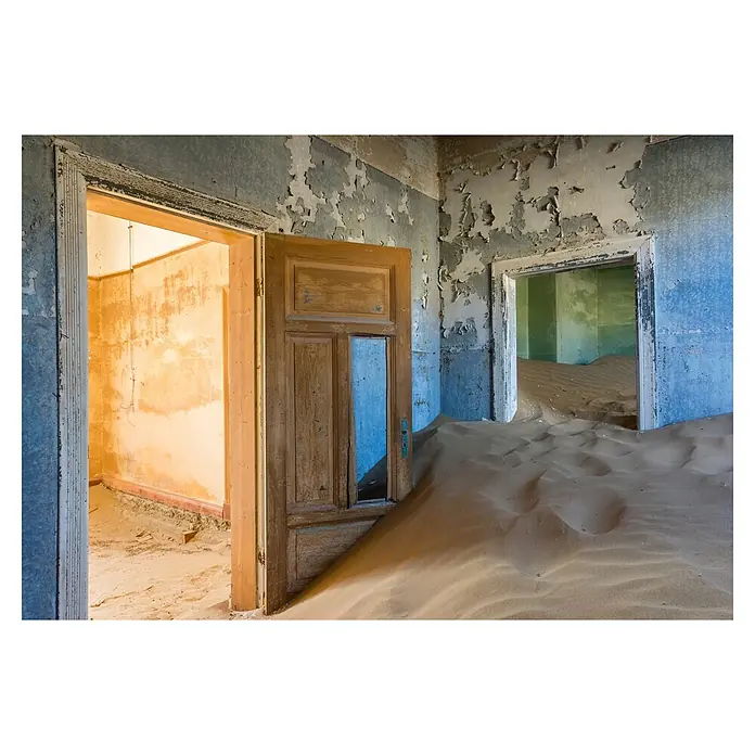 Papermoon Premium collection Fototapete Verschwinden in der Vergessenheit - B x H: 250 x 186 cm, Vlies - Verlassenes Haus mit Sand gefüllt, der durch offene Türen eindringt, die den langsamen Verfall und die Kraft der Natur zeigt.