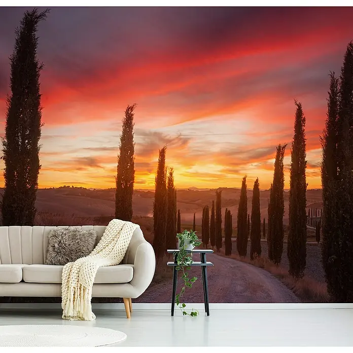 Papermoon Premium collection Fototapete Toskana-Sunset - B x H: 250 x 186 cm, Vlies - Wandbild mit toskanischer Landschaft bei Sonnenuntergang, mit Sofa, Tisch und Teppich für eine stimmungsvolle Raumgestaltung.