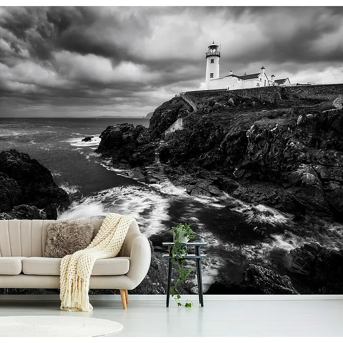 Papermoon Premium collection Fototapete Der Wächter - B x H: 350 x 260 cm, Vlies - Dekorative Wandtapete mit einem Leuchtturm auf einer Klippe, die eine ruhige und doch dramatische Atmosphäre in jeden Raum bringt.