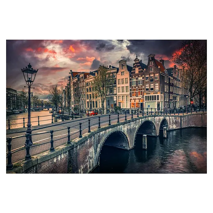 Papermoon Premium collection Fototapete Brücke in Amsterdam - B x H: 350 x 260 cm, Vlies - Blick auf die malerischen Grachten von Amsterdam bei Sonnenuntergang mit einer charmanten Brücke und historischen Häusern.