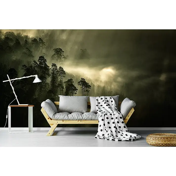 Papermoon Premium collection Fototapete Streifchichter - B x H: 350 x 260 cm, Vlies - Wand mit einer Tapete mit Waldmotiv, ein helles Sofa mit Kissen und eine Lampe auf einem kleinen Tisch.