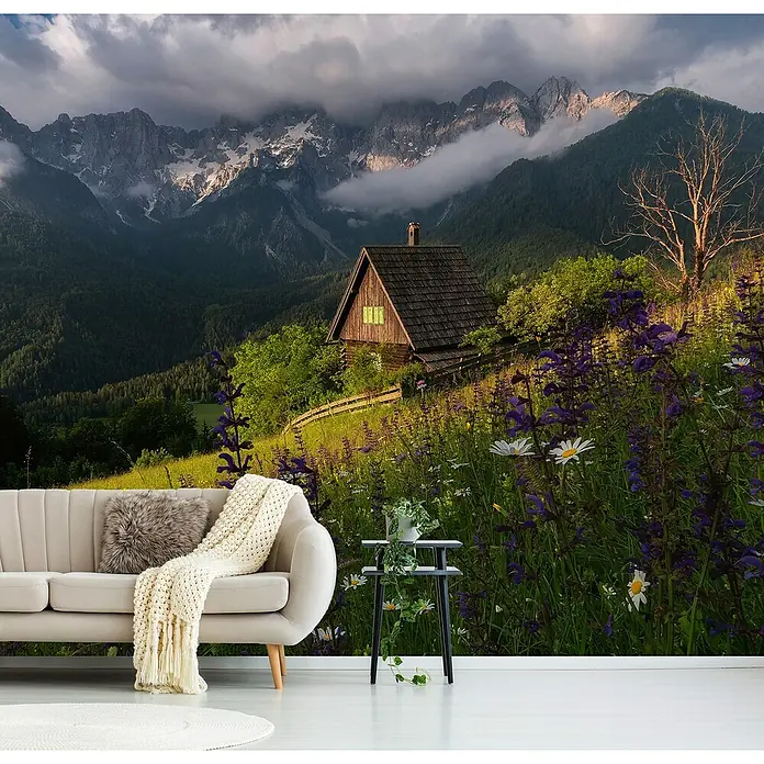 Papermoon Premium collection Fototapete Auf den Wiesen - B x H: 400 x 260 cm, Vlies - Stilvolle Tapete mit Berghütte, ideal für ein gemütliches Ambiente. Das Bergpanorama verleiht jedem Raum eine beruhigende Atmosphäre.