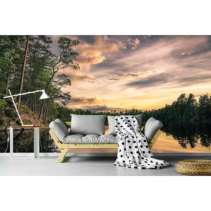 Papermoon Premium collection Fototapete Schweden - B x H: 350 x 260 cm, Vlies - Helles Futonsofa aus Holz mit grauen Kissen und einer weiß-gepunkteten Decke.
