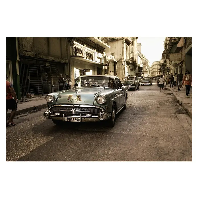 Papermoon Premium collection Fototapete Alte Havanna-Straße - B x H: 450 x 280 cm, Vlies - Ein hellblaues Oldtimer-Auto, ein Buick, steht auf einer Straße in Kuba, umgeben von Menschen und anderen Autos.