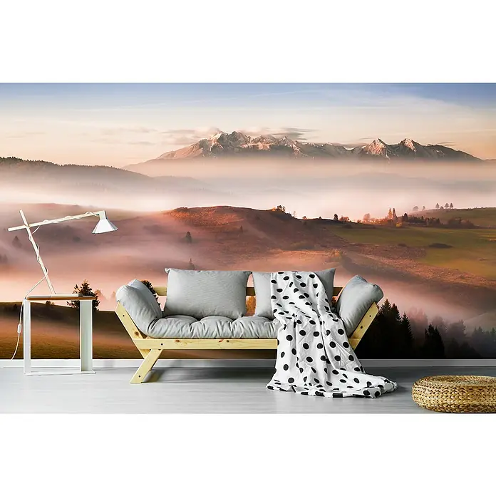 Papermoon Premium collection Fototapete Nur ein Schweigen - B x H: 450 x 280 cm, Vlies - Einrichtungsidee mit einer gemütlichen Couch und einem stilvollen Beistelltisch vor einer atemberaubenden Berglandschaft Tapete.
