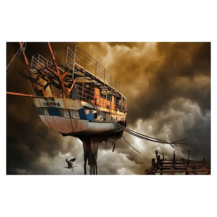 Papermoon Premium collection Fototapete Boot in den Wolken - B x H: 500 x 280 cm, Vlies - Altes Schiff "Nimfa" vor dramatischem Himmel, ruhend auf Stelzen. Ein fliegender Vogel und eine Stahlkonstruktion im Vordergrund.