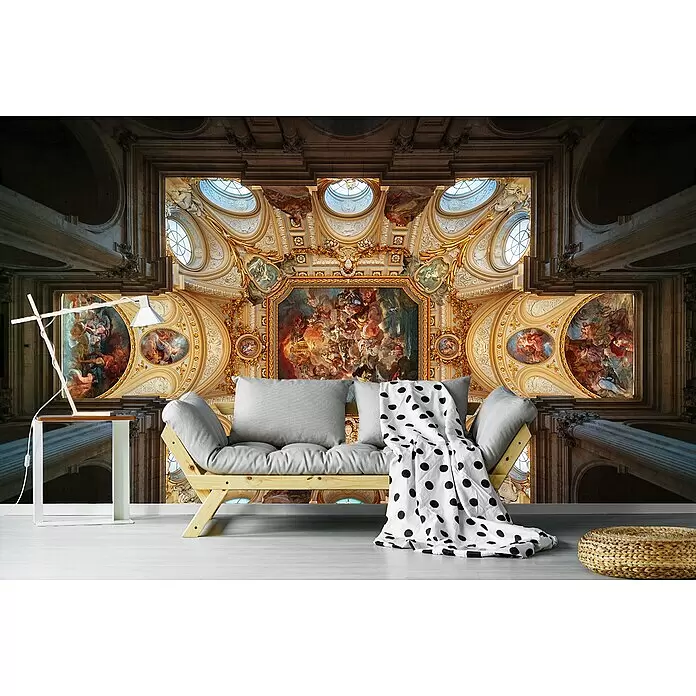 Papermoon Premium collection Fototapete Real - B x H: 250 x 186 cm, Vlies - Ein hölzernes Futonsofa mit grauen Kissen und einer weiß-gepunkteten Decke in einem Raum mit detailreicher Deckenmalerei.