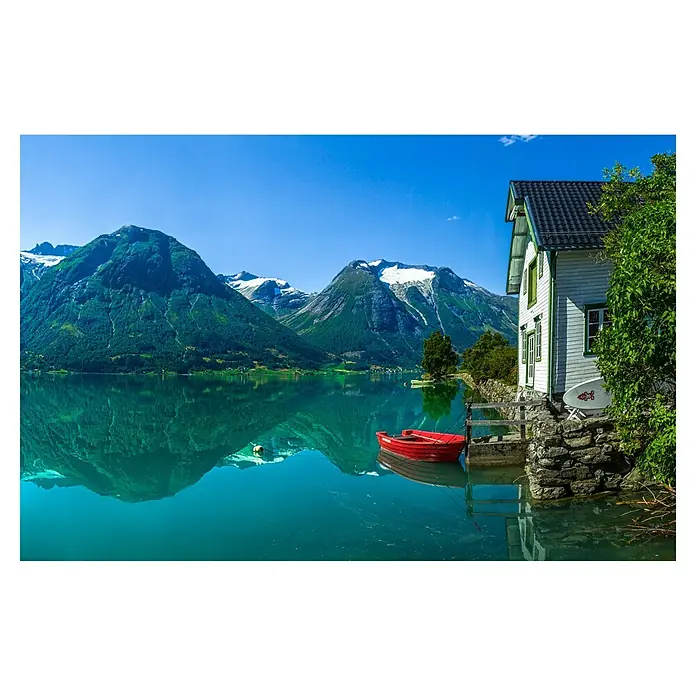 Papermoon Premium collection Fototapete Haus Gletschersee - B x H: 450 x 280 cm, Vlies - Ein rotes Boot ruht friedlich auf dem ruhigen Wasser eines Sees, umgeben von grünen Bergen und einem malerischen Haus am Ufer.