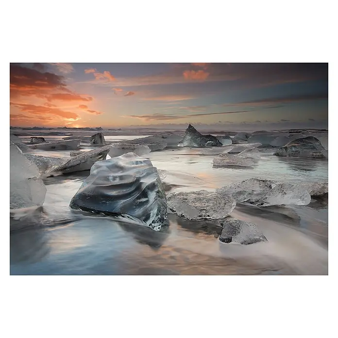Papermoon Premium collection Fototapete Glacial Lagoon Beach - B x H: 450 x 280 cm, Vlies - Eisstücke liegen am Strand und spiegeln den Sonnenuntergang wider. Wunderschöne Eisbrocken im Abendlicht.