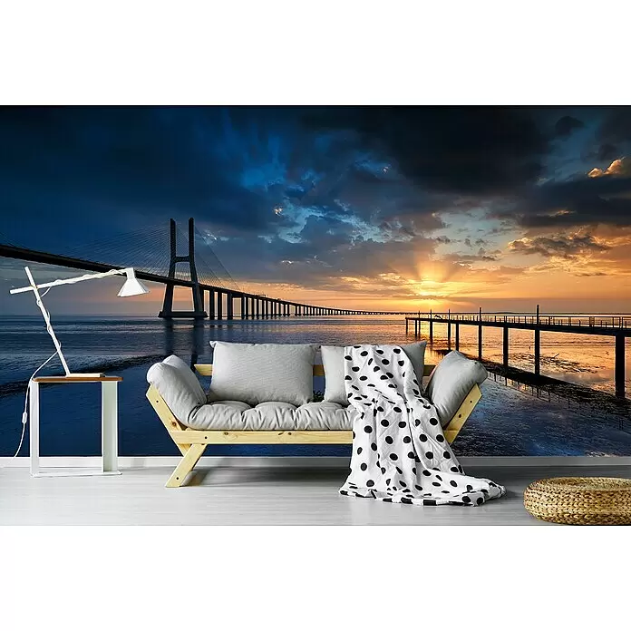 Papermoon Premium collection Fototapete Zwei Stege ins Meer - B x H: 250 x 186 cm, Vlies - Holzfuton mit grauen Kissen und schwarz-weiß gepunkteter Decke in einem modernen Wohnraum.