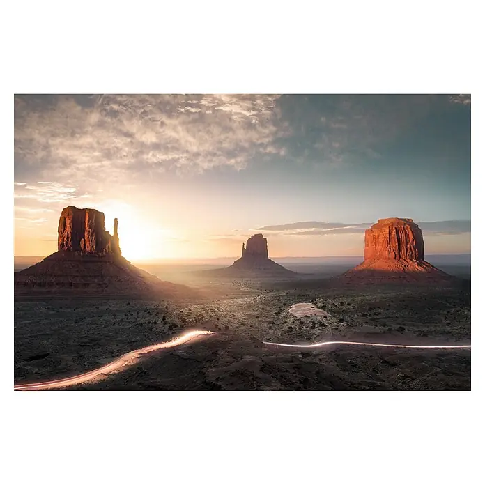 Papermoon Premium collection Fototapete Monument Valley - B x H: 300 x 223 cm, Vlies - Monument Valley: Spektakuläre Felsformationen bei Sonnenaufgang mit lang belichteten Autospuren, die die Schönheit der Landschaft unterstreichen.