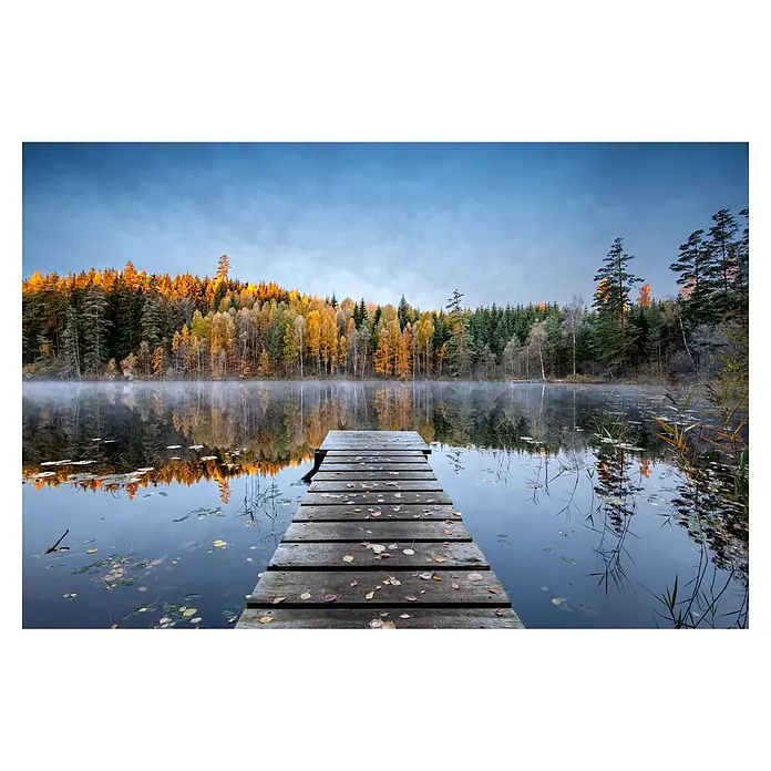Papermoon Premium collection Fototapete Herbststeg - B x H: 300 x 223 cm, Vlies - Herbstliche See-Szene mit Steg. Die bunten Bäume spiegeln sich im Wasser und schaffen eine friedliche und malerische Atmosphäre.
