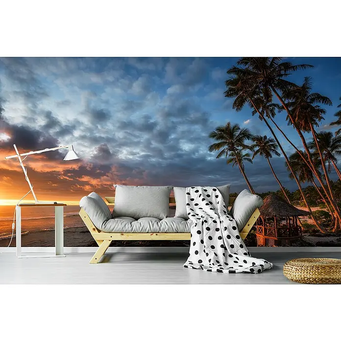 Papermoon Premium collection Fototapete Rückkehr zum Paradies - B x H: 250 x 186 cm, Vlies - Gemütliches Wohnzimmer mit Sofa und tropischer Strandtapete. Die Fototapete mit Palmen und Sonnenuntergang bringt Urlaubsfeeling in den Raum.