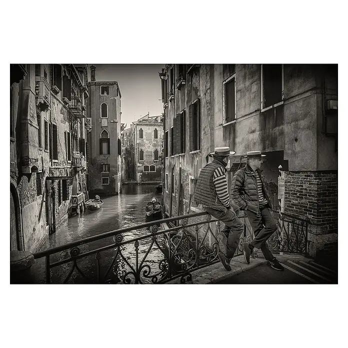 Papermoon Premium collection Fototapete Gondolieri - B x H: 200 x 149 cm, Vlies - Schwarz-Weiß-Foto von zwei Gondolieri in Venedig, die auf einer Brücke sitzen. Stimmungsvolles Bild der italienischen Stadt mit Wasserkanal.